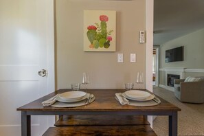 Dining - 1 Minute to downtown Mystic (Stonington)