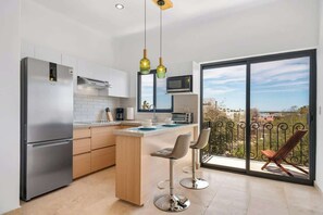 Réfrigérateur, four à micro-ondes, surface de cuisson, cafetière-théière