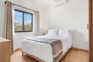 Tabla de planchar con plancha, cuna de viaje, wifi y ropa de cama