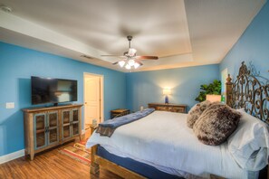 4 bedrooms, WiFi, bed sheets - Gorgeous Home-w/fire pit!  7 miles to the beach-Longest fishing pier in the Gulf (Navarre)