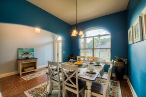 Dining - Gorgeous Home-w/fire pit!  7 miles to the beach-Longest fishing pier in the Gulf (Navarre)