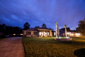 Exterior - Gorgeous Home-w/fire pit!  7 miles to the beach-Longest fishing pier in the Gulf (Navarre)
