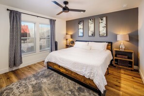 5 makuuhuonetta, tallelokero huoneessa, silitysrauta/-lauta