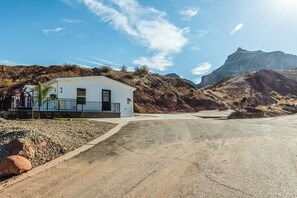 Exterior - BRAND NEW 🌟Spacious🌟  Parker Strip Oasis TONS OF BOAT PARKING  (Parker)