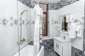 Deluxe Quadruple Room | Bathroom | Rainfall showerhead, hair dryer, bathrobes, slippers - The Royal Hotel (Samarkand)