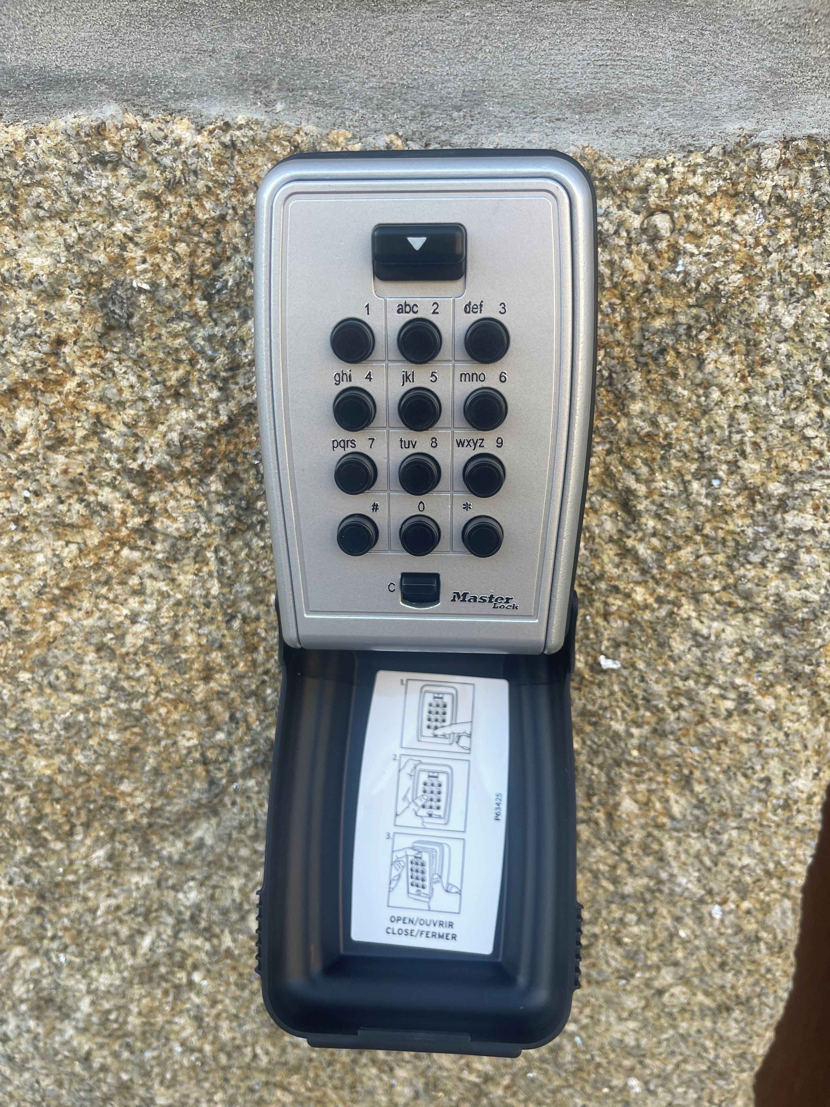 Una tastierina con un'etichetta che indica che si tratta di una Master Lock.