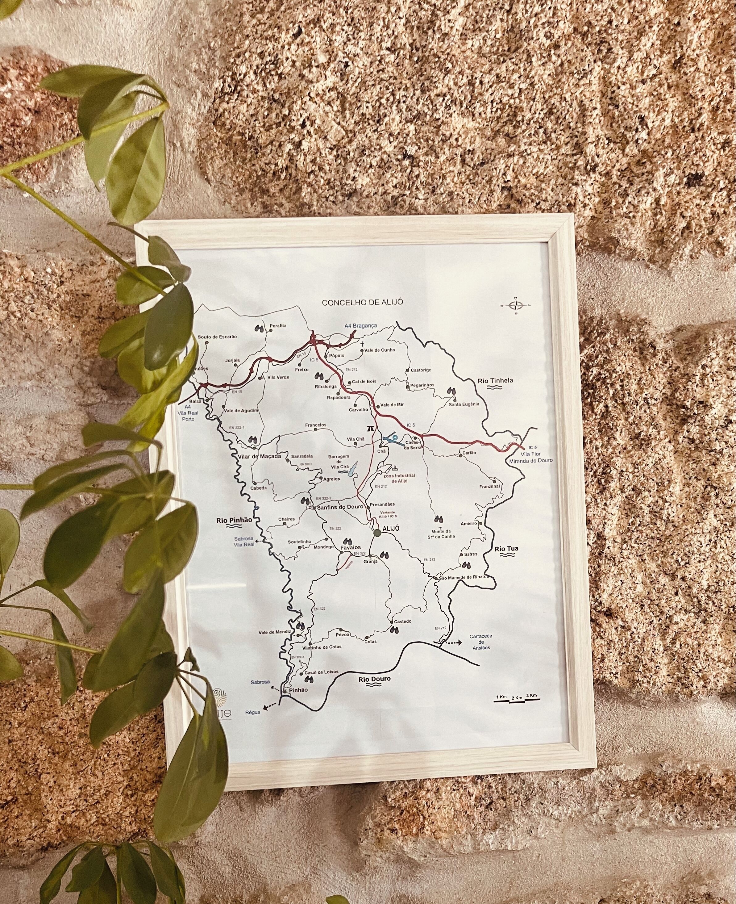 Un mapa enmarcado de Río de Janeiro con lugares y carreteras señaladas.
