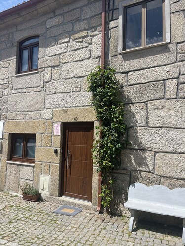 Casa da Burra- Alto Douro Vinhateiro,
Casa em pedra alia a tradição ao conforto.