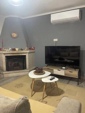 Smart TV, fireplace, books - Casa da Burra- Alto Douro Vinhateiro,
Casa em pedra alia a tradição ao conforto. (Chã - Alijó)