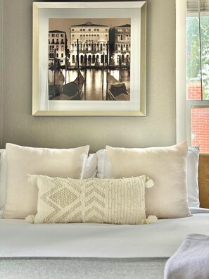 3 bedrooms, desk, iron/ironing board, travel crib