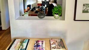 Un coin repas avec une table, des chaises et une plante en pot.