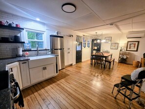 Fridge, microwave, oven, stovetop - Park the car! Steps to Town and Trails (Mount Gretna)