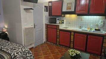 Réfrigérateur, micro-ondes, plaque de cuisson, cafetiÚre/bouilloire