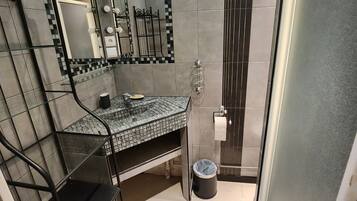 Douche, sĂšche-cheveux, serviettes fournies, papier toilette