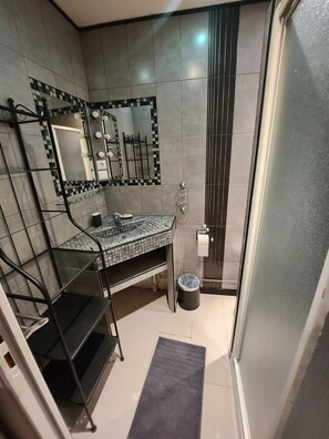 Dusche, Haartrockner, Handtücher, Toilettenpapier