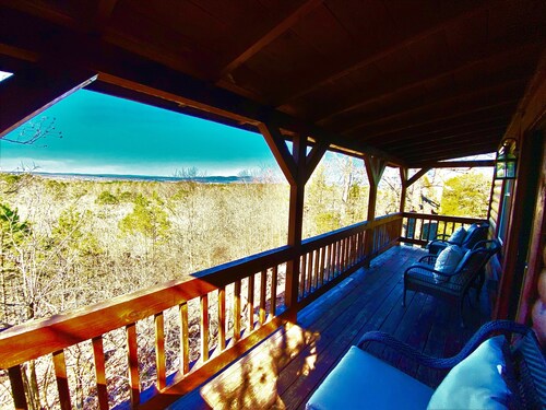 Romantic Cabin with Jacuzzi Tub. Ride-in Access to Wolf Pen Gap ATV trails 