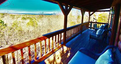 Romantic Cabin with Jacuzzi Tub. Ride-in Access to Wolf Pen Gap ATV trails
