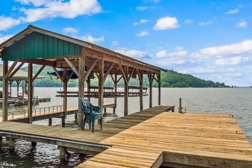 Reel Paradise-sleeps 10 w/covered dock on year round water