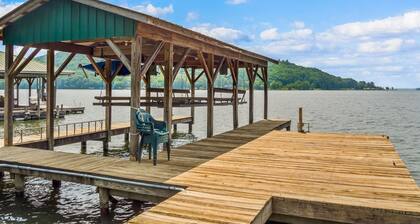 Reel Paradise-sleeps 10 w/covered dock on year round water