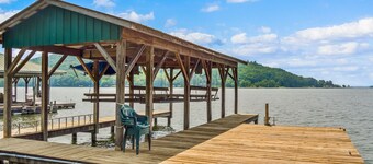 Reel Paradise-sleeps 10 w/covered dock on year round water