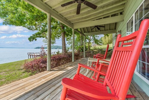 Reel Paradise-sleeps 10 w/covered dock on year round water