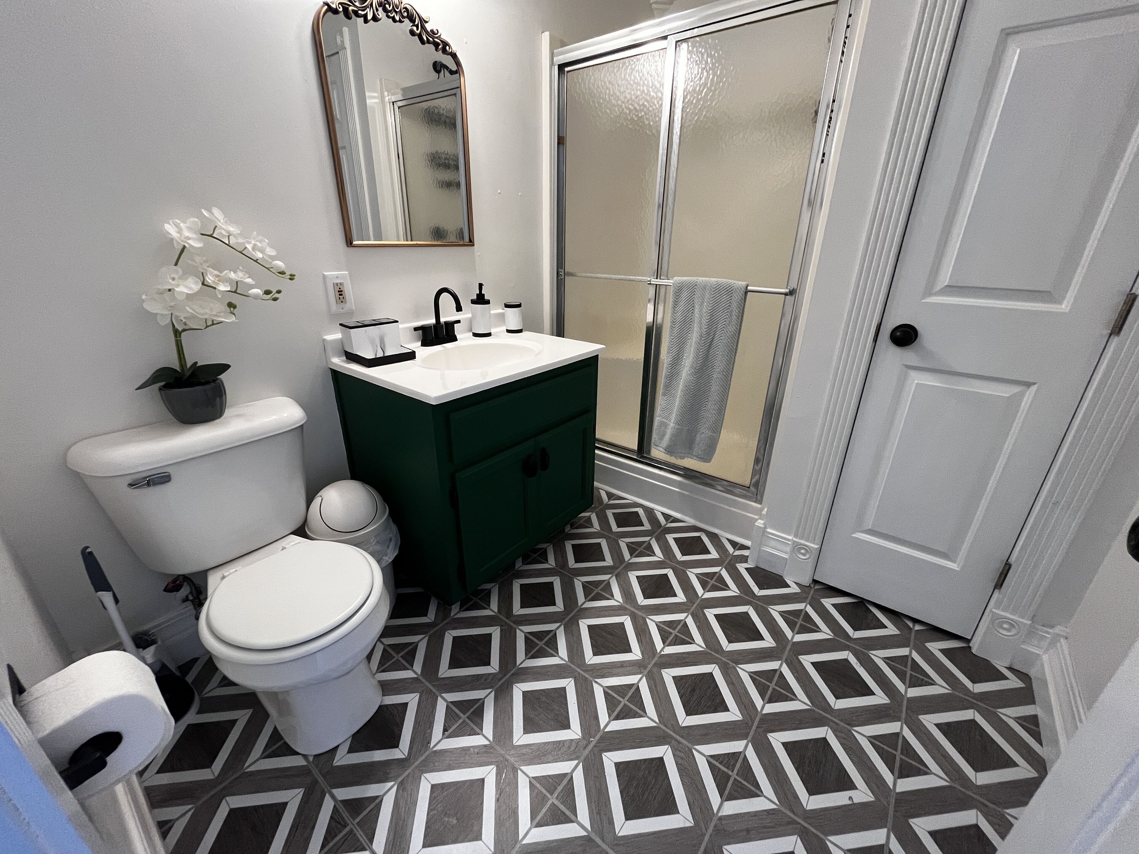 Haartrockner, Handtücher, Toilettenpapier