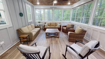 Televisor intel·ligent, llar de foc i futbolí