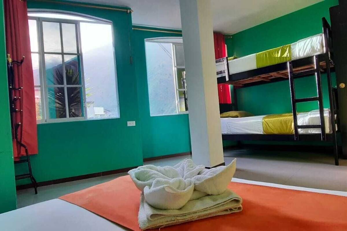 Un dormitorio con literas, una ventana con vistas y una toalla sobre la cama.