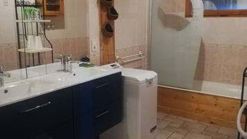 Secadora de cabello, jabón, shampoo, papel de baño