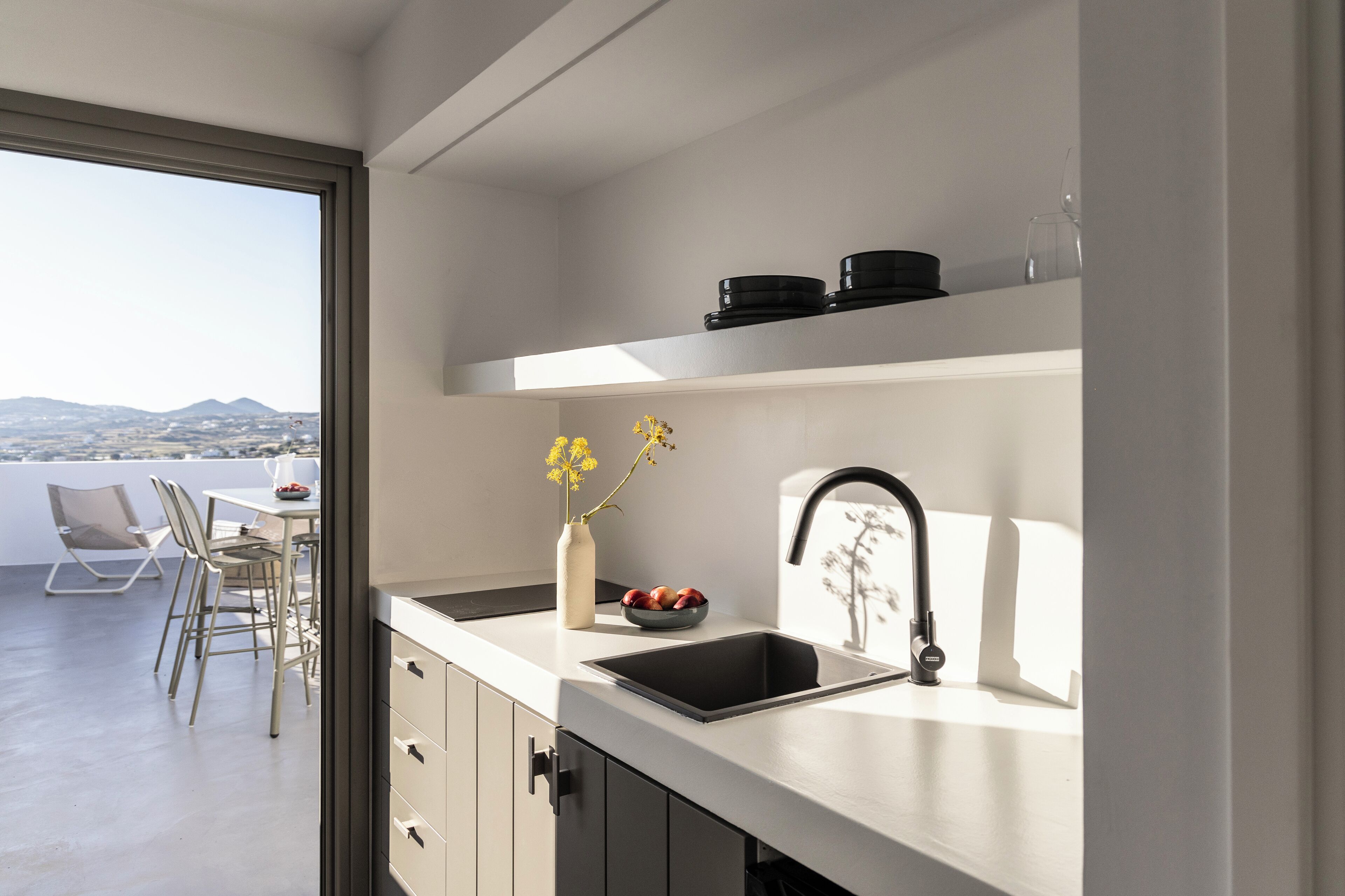 Tủ lạnh nhỏ, bếp nấu, dụng cụ pha espresso, ấm điện 