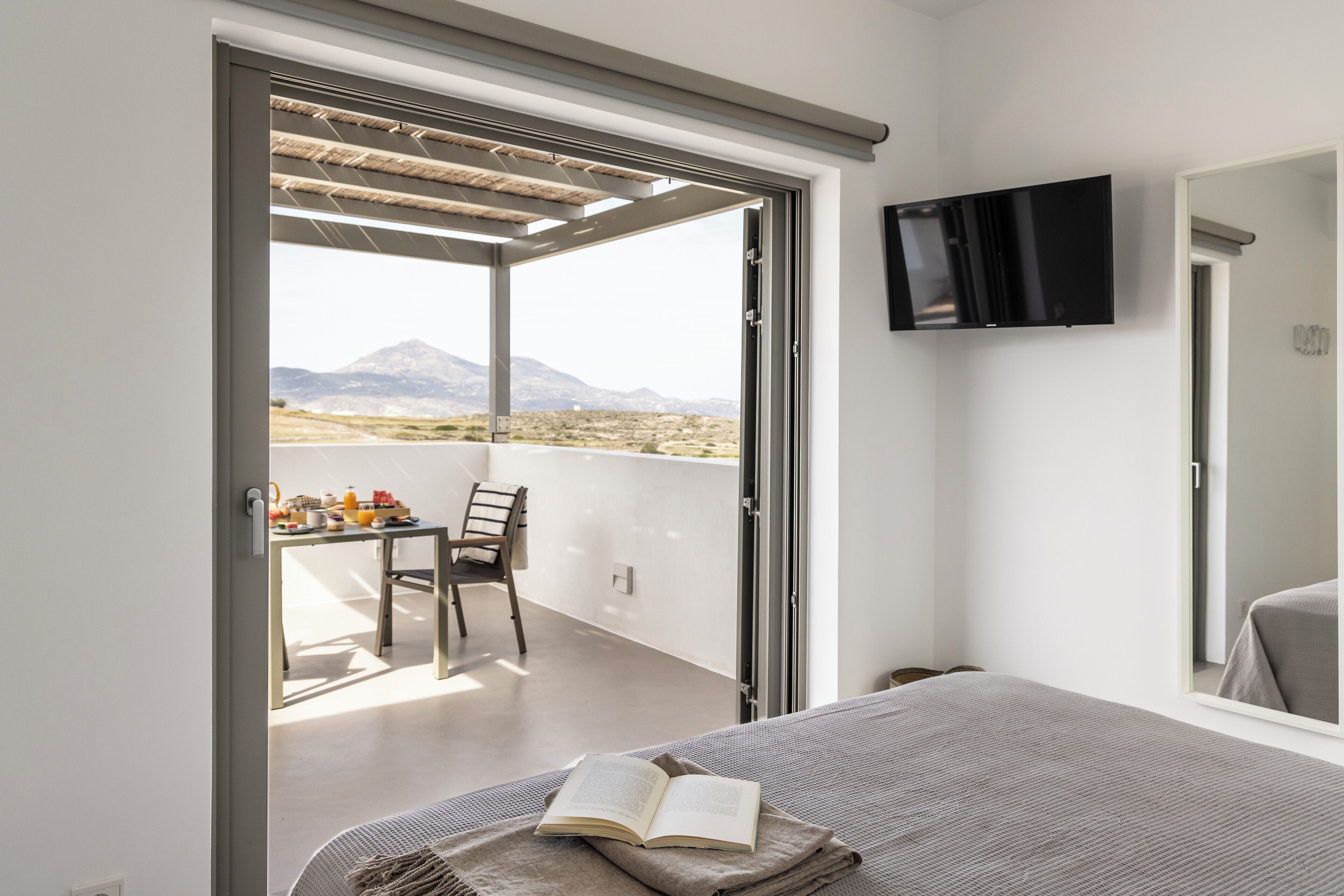 Deluxe Suite, Sea View | 1 bedroom, in-room safe, soundproofing, free WiFi