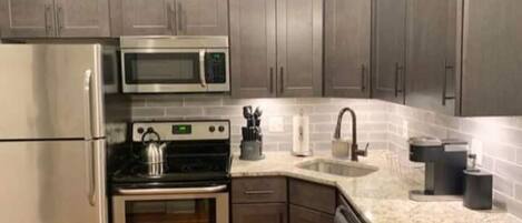 Cafetera y tetera y utensilios de cocina