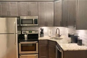 Coffee/tea maker, cookware/dishes/utensils