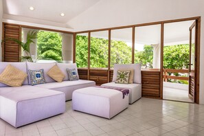 Casa de ciudad tradicional | Área de sala de estar | Televisión de pantalla plana 