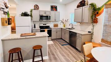 冰箱、微波炉、烤箱、炉灶