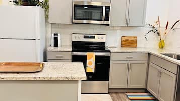 冰箱、微波炉、烤箱、炉灶