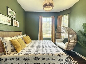 3 chambres, bureau, fer et planche à repasser, lit parapluie