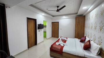 Premium bedding, individually decorated, individually furnished, desk