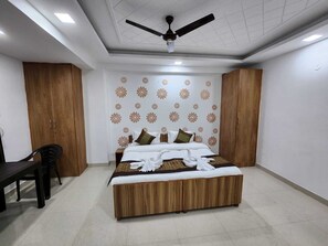 Premium bedding, individually decorated, individually furnished, desk - Hotel Abode Inn (New Delhi)