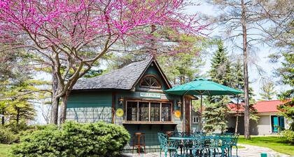 Water-view 2-story cottage with grill, heated outdoor pool, 1 kayak, streaming