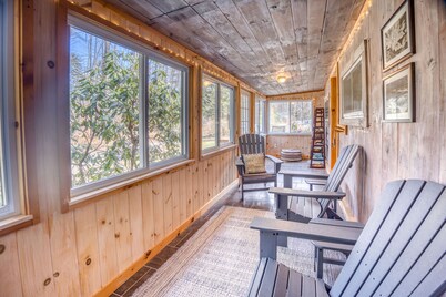 Pine View Cottage, Berkshires Getaway Lake Buel w/ lake rights. Pet friendly! 