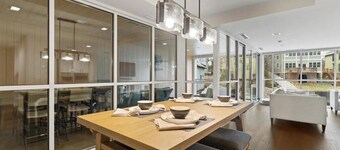 Brand New building Downtown.  5 minute walk to Downtown.  10-15 min to track