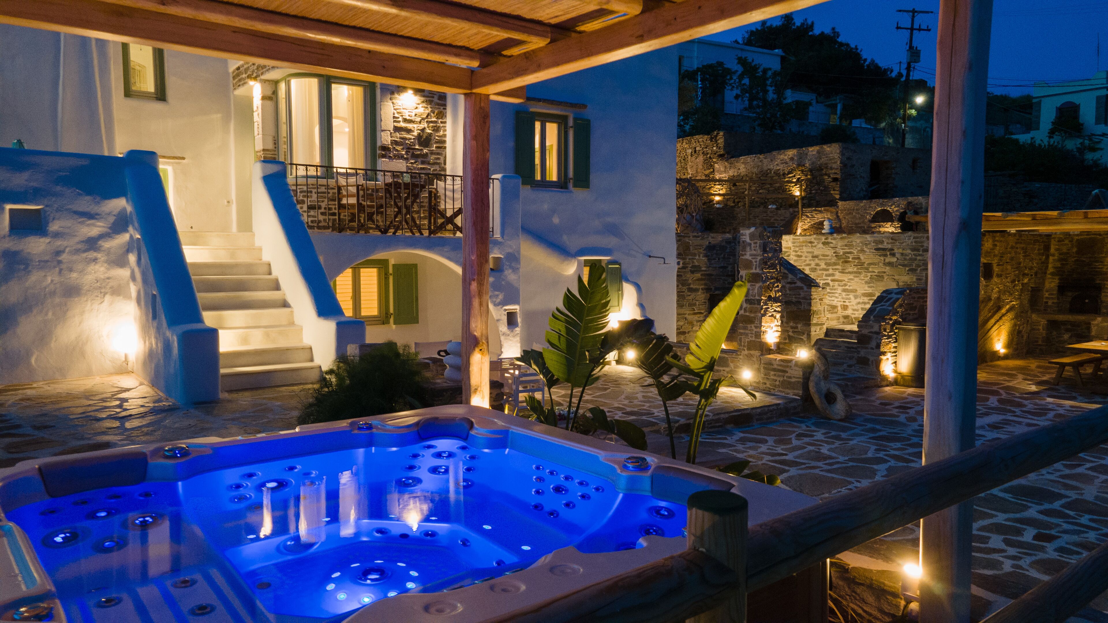Outdoor spa tub
