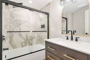Shower, hair dryer, towels, soap - Sleeps 18!Bring or rent a boat, pool table, 2 kitchens, large area to entertain. (Brookfield)