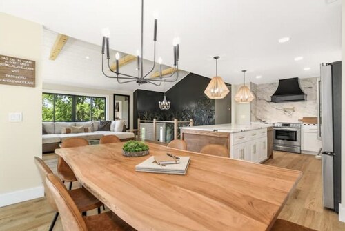 Sleeps 18!Bring or rent a boat, pool table, 2 kitchens, large area to entertain.