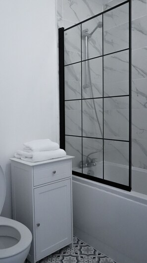Hair dryer, towels, soap, toilet paper - Brighton Central, Cosy 1-Bed Flat with office - Pet-Friendly! (Brighton and Hove)