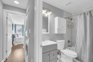 Bathroom - Cozy Chic Townhome Walking Distance to Hopkins (Baltimore)