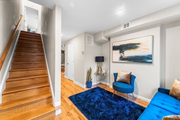 Living area - Student living - parking 2BR, 2.5BA near JHU (Baltimore)