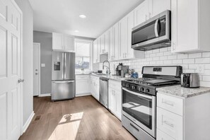 Private kitchen - Walk to JHMC 2BR/2.5BA with Parking (Baltimore)