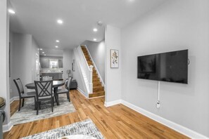 Dining - Live Comfortably Near Hopkins with Parking (Baltimore)